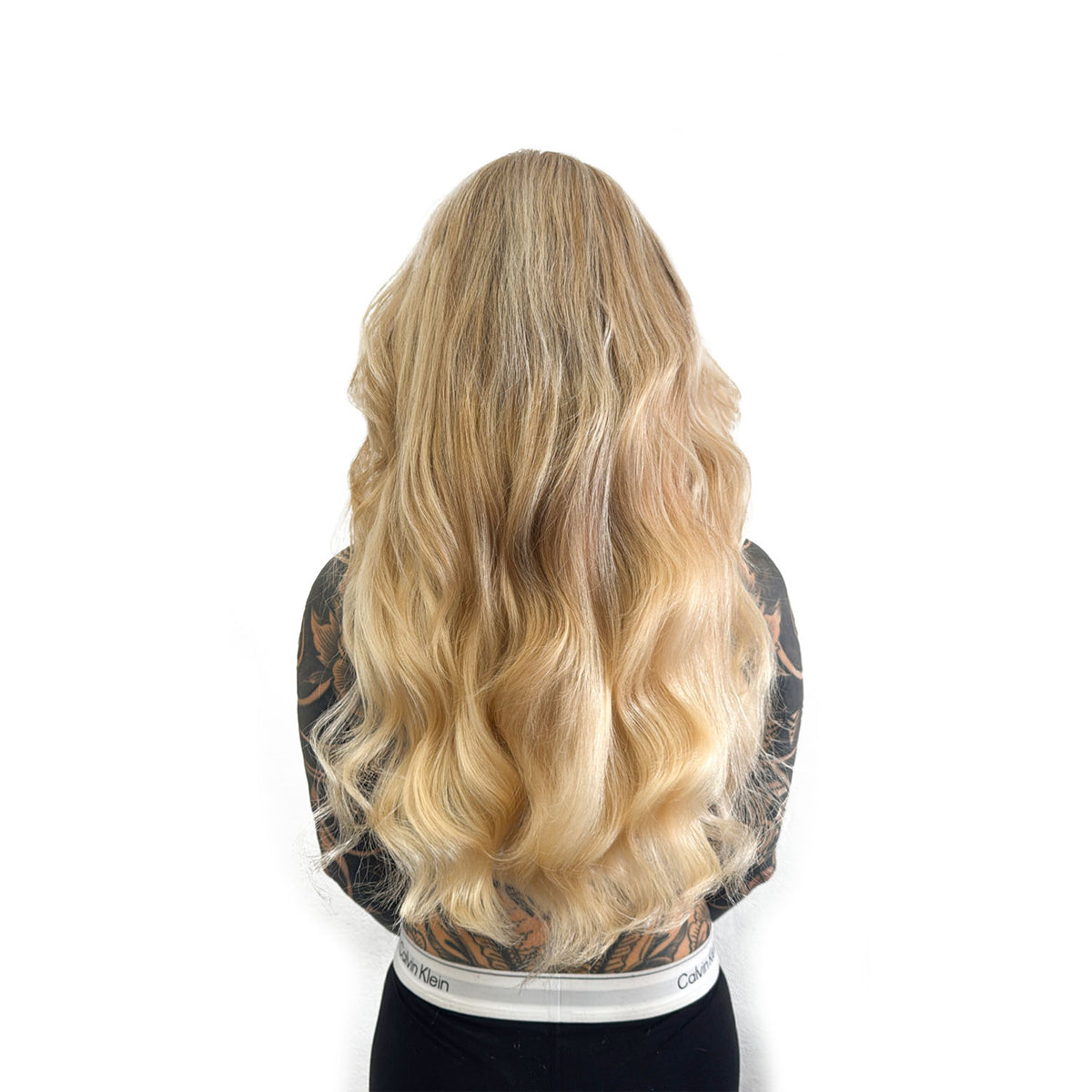 Nach der Haarverlängerung, volles langes blondes Haar, viele Tattoos