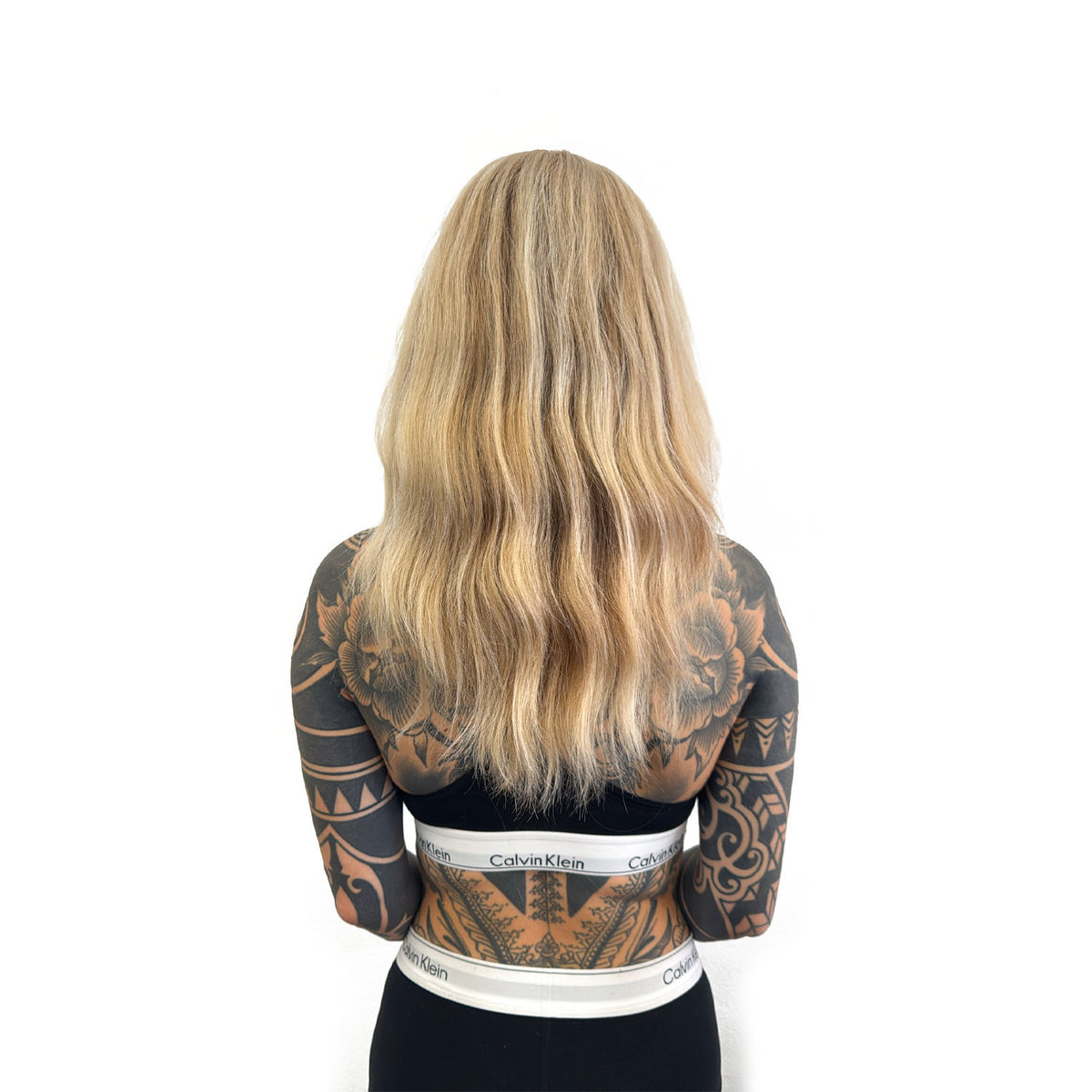 Vor der Haarverlängerung, blondes haar, viele tattoos