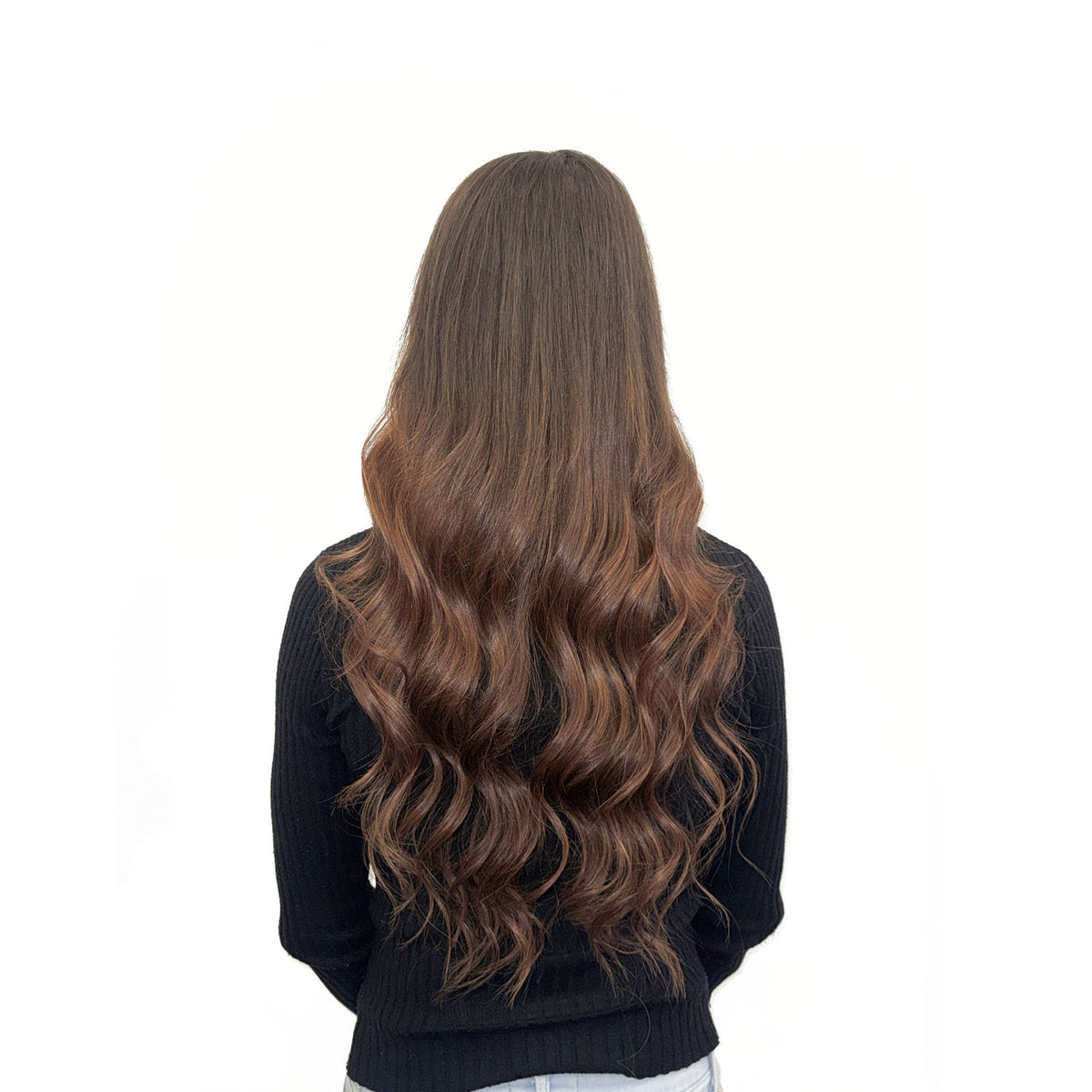 Nach der Haarverlängerung, dichtes langes braunes Haar, schwarzes Oberteil