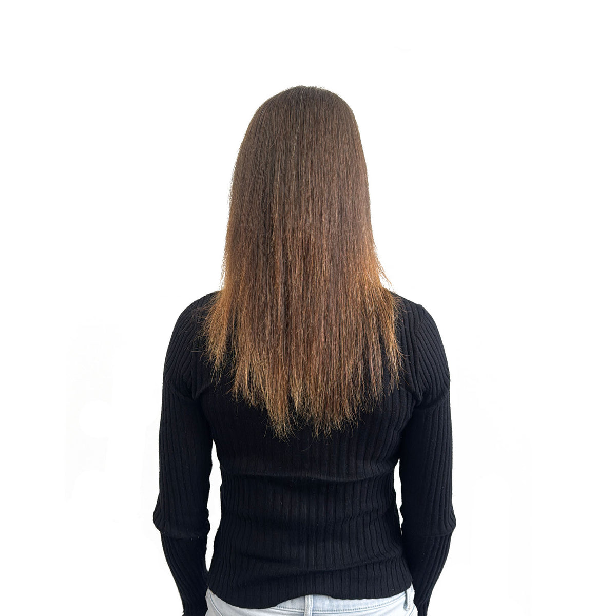 Vor der Haarverlängerung, braunes Haar, schwarzes Oberteil